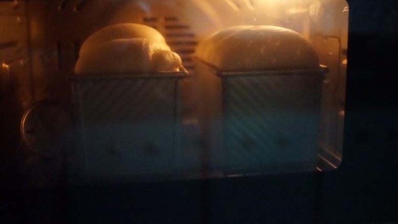 绵绵吐司,初烤的时候倒一杯开水至烤箱中以制造蒸汽