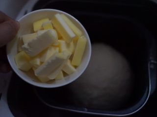 绵绵吐司,面团搅拌至柔软，大约10分钟后，加入切小块的黄油继续搅拌