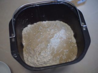 绵绵吐司,再加入低筋面粉、高筋面粉和干酵母粉
