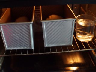 绵绵吐司,将吐司盒放入烤箱中，加入一杯开水，按保温键进行二次发酵
