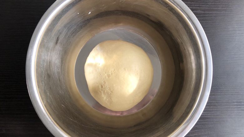 超简易吐司,将面团取出，整理一下放入盆中，加盖，放到温暖的地方发酵