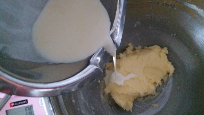 冬天也好挤的巧克力曲奇,分三次把奶油加入到黄油里，用电动打蛋器打发
