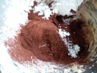 冬天也好挤的巧克力曲奇,把面粉和可可粉过筛到黄油霜内