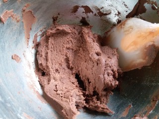 冬天也好挤的巧克力曲奇,用刮刀把面粉 可可粉和黄油霜翻拌均匀。
