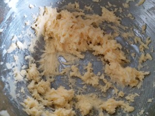 港式菠萝包,再做酥皮，黄油软化到位分三次加入糖粉打发