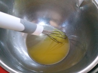 港式菠萝包,发酵的时候，做内馅和酥皮。内馅食材里的黄油隔水融化