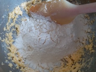 港式菠萝包,黄油打发蓬松状后加入过筛的低粉和奶粉一起拌均匀，酥皮就做好了。