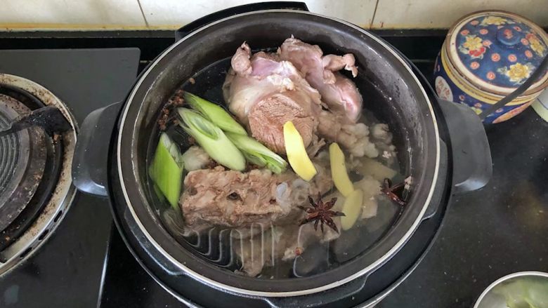 河南小吃－羊肉烩面,5、放入葱段、姜片、花椒、八角、料酒，盖好盖子压30分钟。