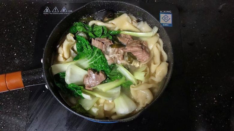 河南小吃－羊肉烩面,19、放入青菜，烹入少许的盐调味。