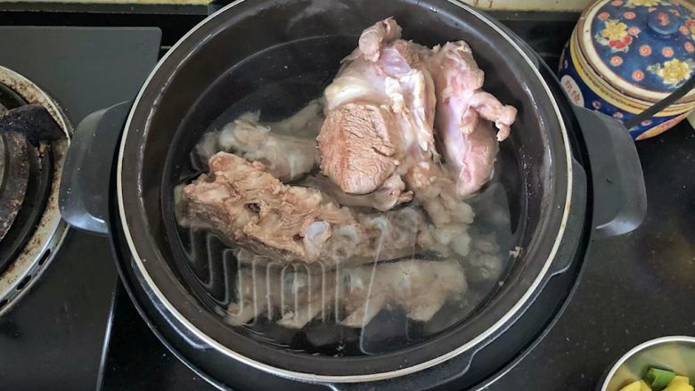 河南小吃－羊肉烩面,4、捞出清冼干净重新放入高压锅中，加入适量的清水。