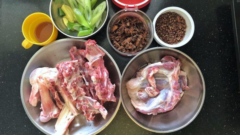 河南小吃－羊肉烩面,1、准备好熬羊肉汤的材料。