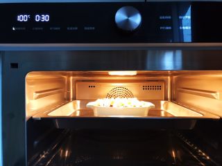 鸡汁冬笋香菇蒸腊肠,放入美的蒸烤一体机，中层，水盒放满水