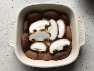 鸡汁冬笋香菇蒸腊肠,中间部位可以摆放几片鲜香菇，使表面平整