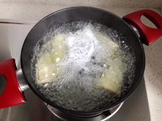 鸡汁冬笋香菇蒸腊肠,水开后放入冬笋，煮至有白沫，大约3.4分钟