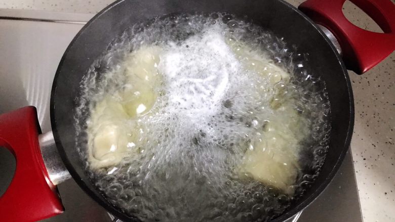 鸡汁冬笋香菇蒸腊肠,水开后放入冬笋，煮至有白沫，大约3.4分钟