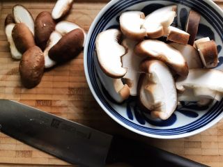 鸡汁冬笋香菇蒸腊肠,鲜香菇改刀切成厚片，中间比较好看的部分和边角料分开，备用