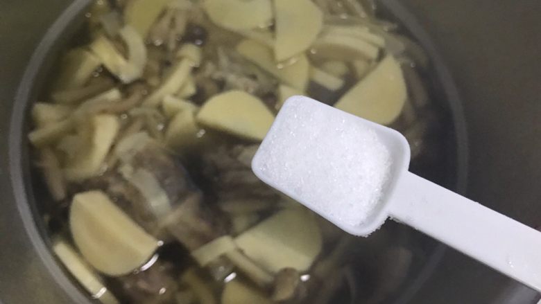 冬笋菌菇排骨老鸭煲（高压锅版）,加一小勺细盐