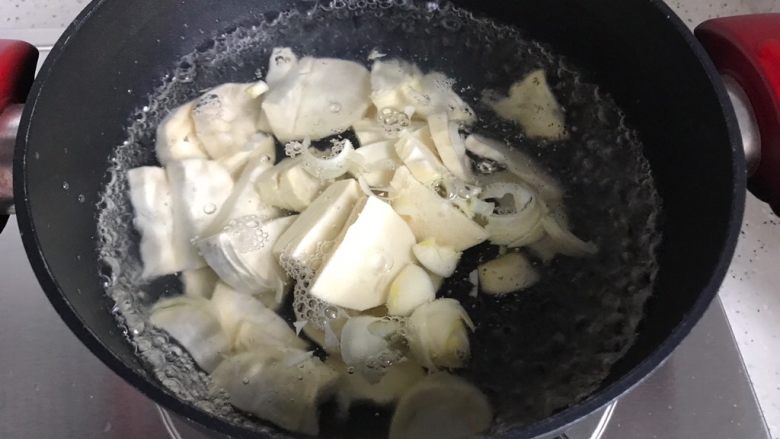 冬笋菌菇排骨老鸭煲（高压锅版）,水开后放入冬笋煮两分钟去涩