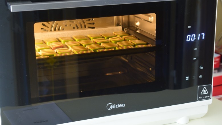 彩色饼干,美的烤箱预热160度，烤15分钟左右