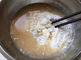发糕,把酵母水倒入面粉中。