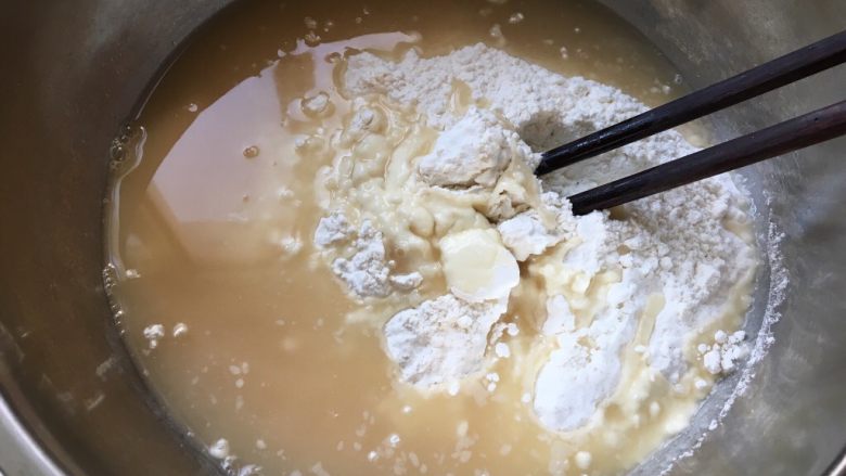 发糕,把酵母水倒入面粉中。