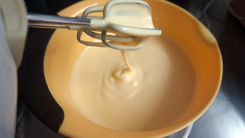 丸久小山园名物蛋糕卷--抹茶,将4个全蛋，5只蛋黄，细砂糖17克，蜂蜜34克放入大打蛋盆中，搅打至发白浓稠的状态。搅打的时间比较长，打至蛋黄糊能层叠状态。
