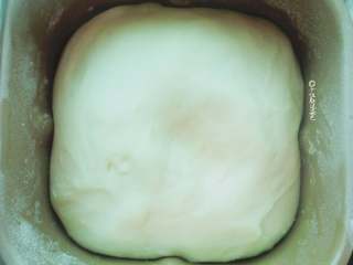 热狗面包,盖上盖子发酵发酵50分钟，是原来的2.5倍大。取出面条在案板上拍打表面排气
