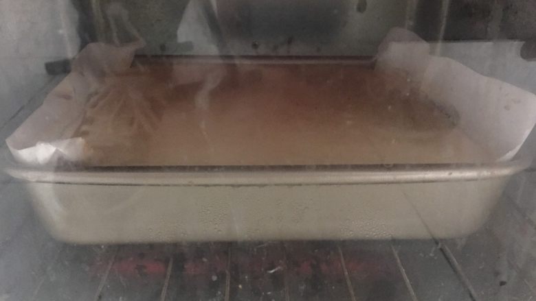 黄金糕,烤箱中层180度30分钟，容易上色可以加盖锡纸