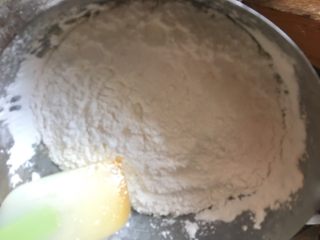 黄金糕,椰浆不太热时倒入木薯粉