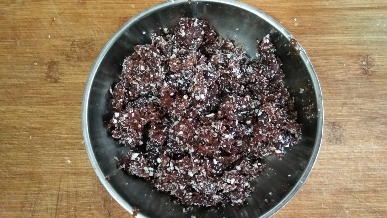 抹茶蜜豆华夫饼,将蜜豆捣碎和椰蓉混合均匀（也可用红豆沙就省去了捣碎的步骤）。