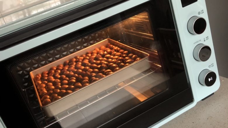 香甜软糯的烤板栗,烤箱越热，预热温度一般比需要烘烤的温度高10-20度。
送入预热好的烤箱、中层、上下火200度烤25分钟左右即可。