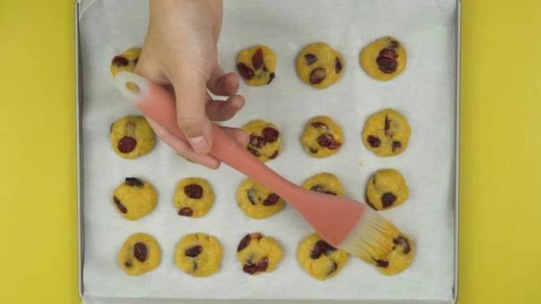 蔓越莓奶香小酥饼,蛋黄1个加入清水5ml打散，将蛋黄液刷在饼坯上