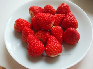 新文美食  玫瑰细沙草莓🍓大福,草莓14个提前用盐水洗干净。