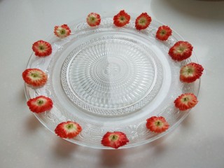 新文美食  玫瑰细沙草莓🍓大福,切下的草莓巴均匀摆放好备用。