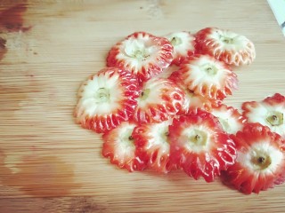 新文美食  玫瑰细沙草莓🍓大福,在切掉底部，别扔掉拿来点缀摆盘不错。