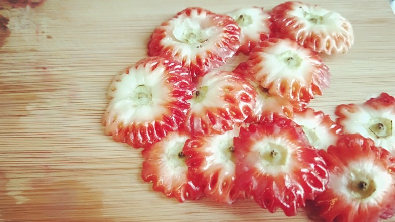 新文美食  玫瑰细沙草莓🍓大福,在切掉底部，别扔掉拿来点缀摆盘不错。