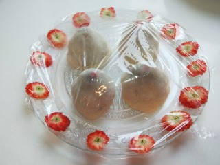 新文美食  玫瑰细沙草莓🍓大福,包好的不要马上吃，封上保鲜膜放在冰箱2个小时左右在拿出来吃。