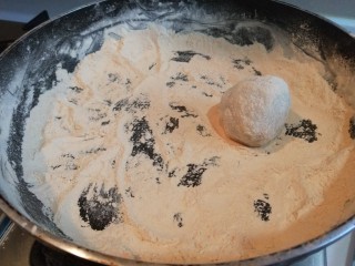 新文美食  玫瑰细沙草莓🍓大福,提前炒出糯米粉，把包好的大福放入锅中裹上熟糯米粉。