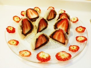 新文美食  玫瑰细沙草莓🍓大福,切开可以吃了，也可以直接拿着吃。