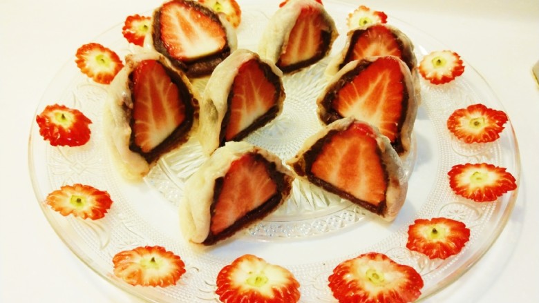新文美食  玫瑰细沙草莓🍓大福,切开可以吃了，也可以直接拿着吃。