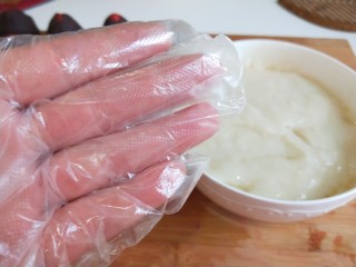 新文美食  玫瑰细沙草莓🍓大福,在包糯米了，包糯米要带一次性手套，不然会粘手。