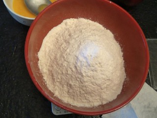 香软手撕椰蓉土司🍞,准备250克高筋面粉。