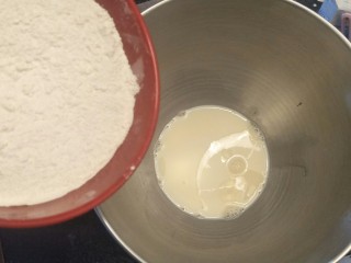 香软手撕椰蓉土司🍞,在料理机里先倒入液体材料在倒入粉类