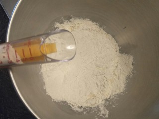 香软手撕椰蓉土司🍞,在上面倒入3g酵母需要注意的是酵母不能糖和盐直接接触。