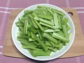 香肠炒芹菜,盛入碟内备用