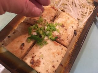 日式豆腐排,摆入盘里，放上葱花