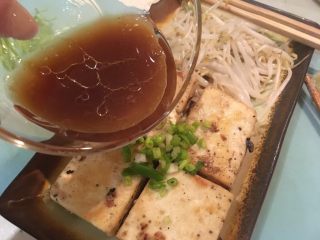 日式豆腐排,在豆芽菜、老豆腐上淋上和风沙拉酱！搞定！