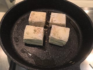 日式豆腐排,老豆腐每一面都煎2～3分钟