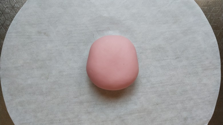 萌小鸡馒头,取40克加粉色色粉揉成粉红色，取30克反复揉搓排气整形成图片样子，做成脸