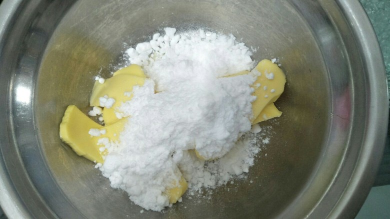 蛋黄饼,糖粉加入软化的黄油中。